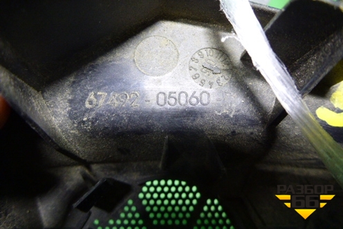 Накладка двери передней левой уголок (6749205060) для Toyota Avensis с 2003-2009г (Авенсис)