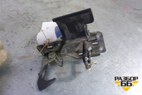 Крюк замка капота для Volkswagen Touareg c 2002-2010г (Туарег)