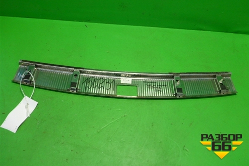 Обшивка багажника на заднюю панель (7L6863459) для Volkswagen Touareg c 2002-2010г (Туарег)