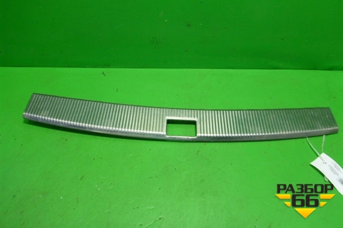 Обшивка багажника на заднюю панель (7L6863459) для Volkswagen Touareg c 2002-2010г (Туарег)