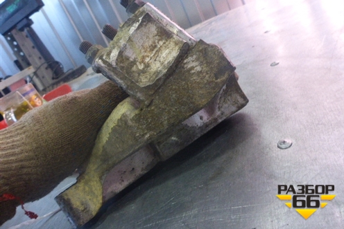 Кронштейн КПП (30814380) для Volvo S40 с 2001-2003г (С40)