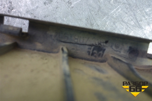 Кронштейн заднего бампера центральный (7L6807863B) для Volkswagen Touareg c 2002-2010г (Туарег)