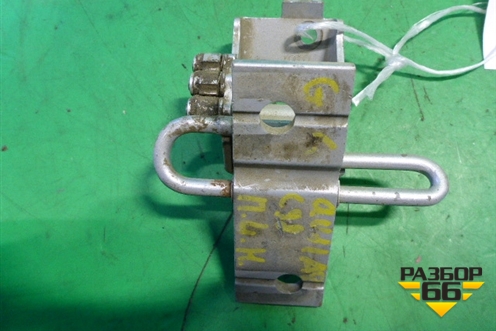 Петля двери передней левой нижняя (4D0831411D) для Audi A8 с 1998-2003г (А8)