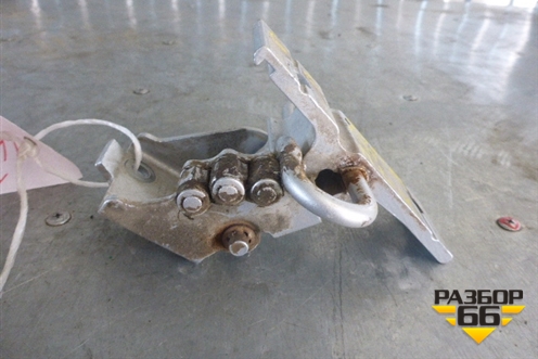 Петля двери передней левой нижняя (4D0831411D) для Audi A8 с 1998-2003г (А8)