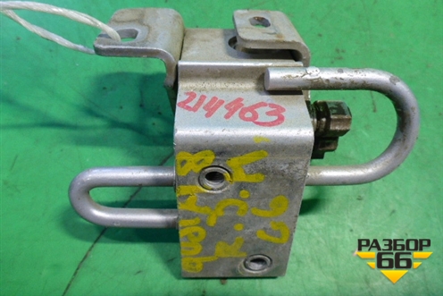 Петля двери задней правой нижняя (4D0833412C) для Audi A8 с 1998-2003г (А8)