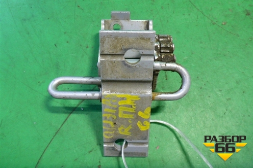 Петля двери передней правой нижняя (4D0831412D) для Audi A8 с 1998-2003г (А8)