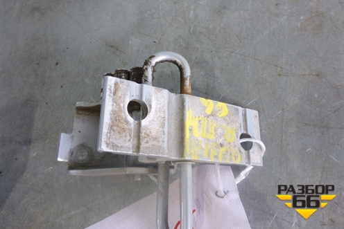 Петля двери передней правой нижняя (4D0831412D) для Audi A8 с 1998-2003г (А8)