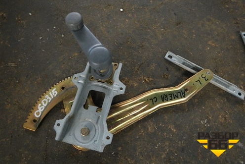 Стеклоподъёмник механический задний левый для Nissan Almera Classic с 2006-2013г (Альмера Классик)