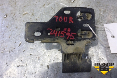 Крюк замка капота для Volkswagen Touareg c 2002-2010г (Туарег)