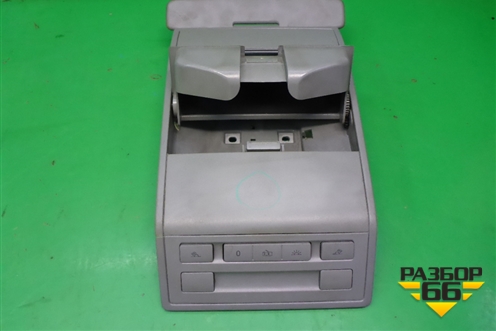 Плафон салонный передний (не под люк) (7L0868403) для Volkswagen Touareg c 2002-2010г (Туарег)