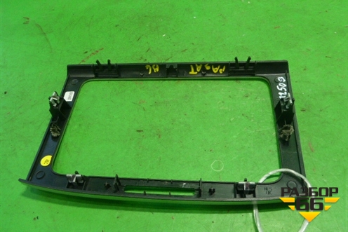 Рамка магнитолы (3C0858069P) для Volkswagen Passat (B6) с 2005-2010г (Пассат Б6)