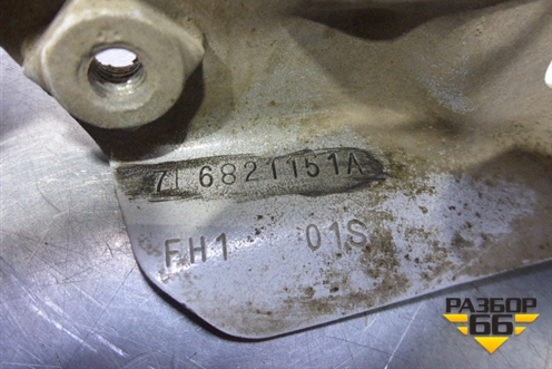 Кронштейн переднего крыла левый (7L6821151A) для Volkswagen Touareg c 2002-2010г (Туарег)