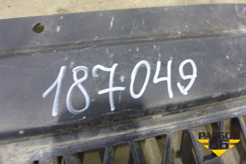 Решетка в передний бампер центральная (до2010г) (6H5217K946AA) для Land Rover Freelander 2 с 2007г (Фрилендер)