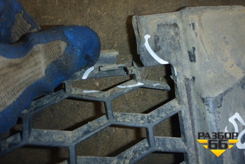 Решетка в передний бампер центральная (до 2010г) для Land Rover Freelander 2 с 2007г (Фрилендер)