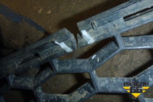 Решетка в передний бампер центральная (до 2010г) для Land Rover Freelander 2 с 2007г (Фрилендер)