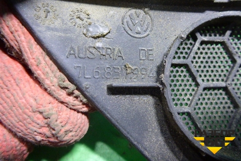 Накладка двери передней правой уголок (7L6837994) для Volkswagen Touareg c 2002-2010г (Туарег)