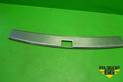 Обшивка багажника на заднюю панель (7L6863459) для Volkswagen Touareg c 2002-2010г (Туарег)