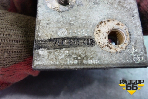 Петля двери задней правой верхняя (7L0833402) для Volkswagen Touareg c 2002-2010г (Туарег)