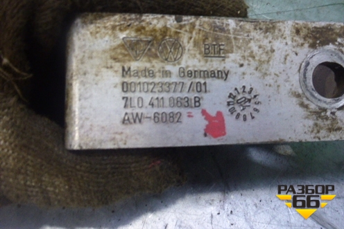 Кронштейн переднего стабилизатора (7L0411063B) для Volkswagen Touareg c 2002-2010г (Туарег)