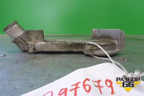 Фланец двигателя системы охлаждения (4.2л AXQ) (077121121D) для Volkswagen Touareg c 2002-2010г (Туарег)