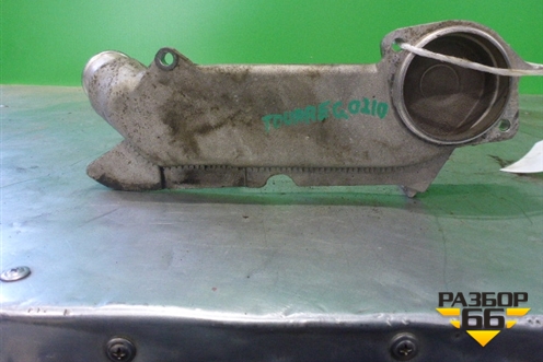 Фланец двигателя системы охлаждения (4.2л AXQ) (077121121D) для Volkswagen Touareg c 2002-2010г (Туарег)