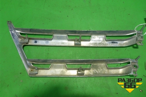 Накладка на решетку радиатора (правая после 2011г) (7450A770) для Mitsubishi Pajero/Montero с 2007г (Паджеро 4/Монтеро)