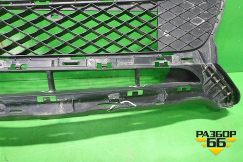 Решетка в передний бампер центральная (после 2012г) (A2048856823) для Mercedes Benz GLK-Klass X204 с 2008г (ГЛК)