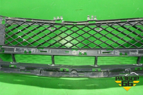 Решетка в передний бампер центральная (после 2012г) (A2048856823) для Mercedes Benz GLK-Klass X204 с 2008г (ГЛК)