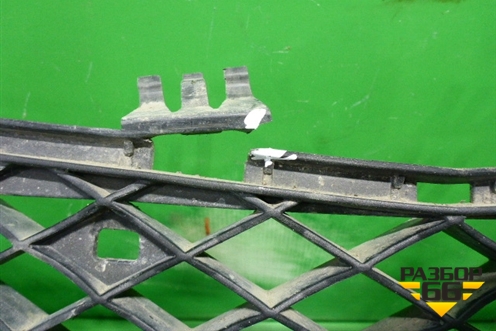 Решетка в передний бампер центральная (после 2012г) (A2048856823) для Mercedes Benz GLK-Klass X204 с 2008г (ГЛК)