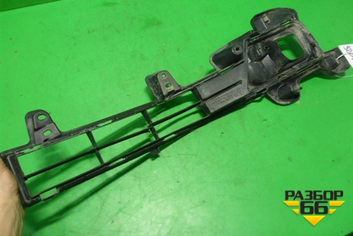 Решетка в передний бампер правая (после 2015г без хрома) (5311260210) для Toyota Land Cruiser (200) с 2008г (Ленд Крузер)