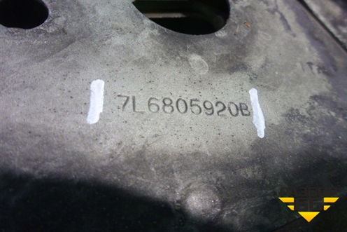 Кронштейн переднего крыла правый (7L6805920B) для Volkswagen Touareg c 2002-2010г (Туарег)