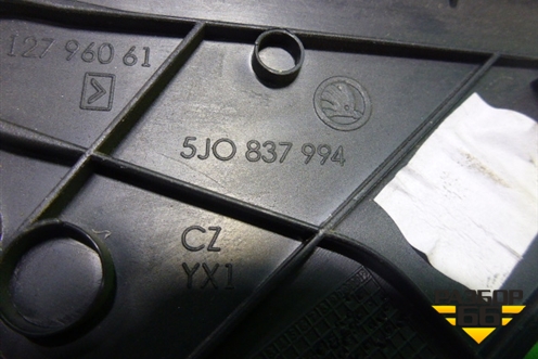 Накладка двери передней правой уголок (5J0837994) для Skoda Fabia с 2007-2014г (Фабия)