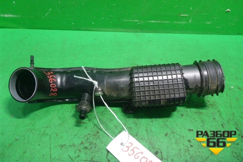 Патрубок интеркулера пластиковый (2.0л B4204T11) (31319691) для Volvo XC60 с 2008-2017г (ХС60)