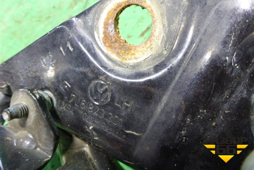 Петля капота левая (7L6823301) для Volkswagen Touareg c 2002-2010г (Туарег)