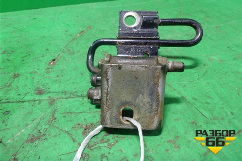 Петля двери задней левой нижняя (7L0833411) для Volkswagen Touareg c 2002-2010г (Туарег)