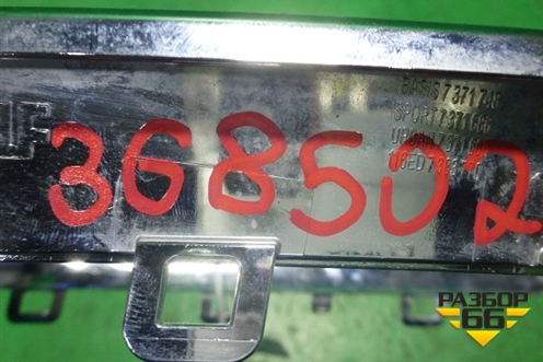 Накладка на решетку радиатора (правая) для BMW 1-серия F20/F21 с 2011г