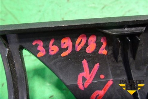 Накладка двери передней правой уголок (7L6837994) для Volkswagen Touareg c 2002-2010г (Туарег)