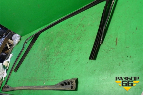 Уплотнитель стекла двери передней левой для Volkswagen Phaeton с 2002-2014г (Фаетон)