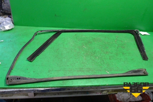 Уплотнитель стекла двери передней левой для Volkswagen Phaeton с 2002-2014г (Фаетон)