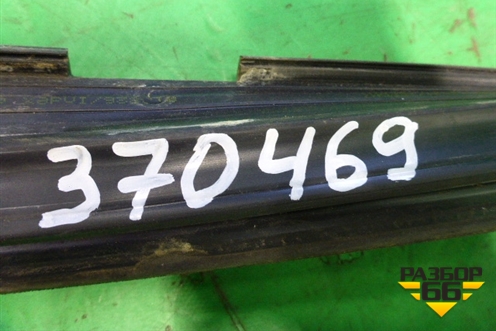 Уплотнитель стекла двери передней левой для Volkswagen Phaeton с 2002-2014г (Фаетон)