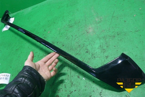 Накладка на решетку радиатора (после 2015г верхняя) для Toyota Land Cruiser (200) с 2008г (Ленд Крузер)