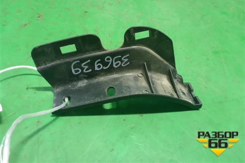 Накладка внутренняя (на петлю нижней двери багажника левая) (5817A047) для Mitsubishi Outlander XL с 2006-2012г (Аутлендер ХЛ)