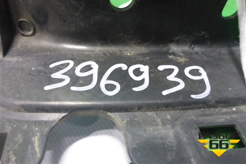 Накладка внутренняя (на петлю нижней двери багажника левая) (5817A047) для Mitsubishi Outlander XL с 2006-2012г (Аутлендер ХЛ)