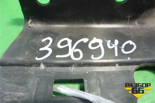 Накладка внутренняя (на петлю нижней двери багажника правая) (5817A048) для Mitsubishi Outlander XL с 2006-2012г (Аутлендер ХЛ)