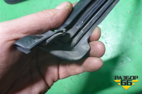 Уплотнитель двери (задней левой седан) (51357182303) для BMW 5-серия F10/F11 с 2009-2016г