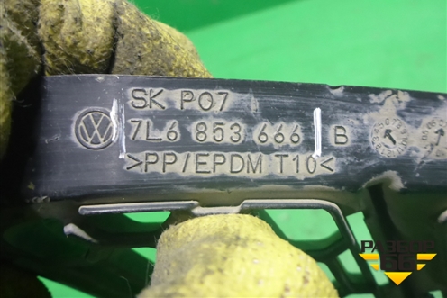 Решетка в передний бампер правая (верхняя после 2006г) (7L6853666) для Volkswagen Touareg c 2002-2010г (Туарег)