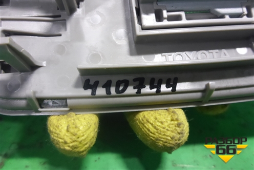 Плафон салонный центральный для Toyota Yaris с 2005-2011г (Ярис)