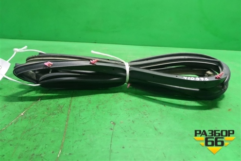 Уплотнитель двери (передней левой на дверь 5-ти дверный кузов) для Toyota Yaris с 2005-2011г (Ярис)