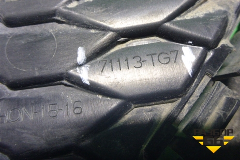 Решетка в передний бампер центральная (нижняя) (71113TG7) для Honda Pilot с 2016г (Пилот)