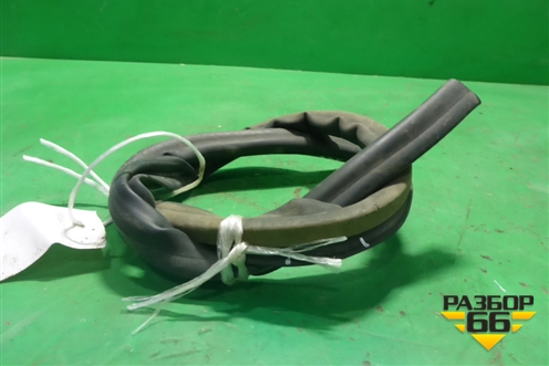 Уплотнитель капота (5JA823723A) для Skoda Rapid с 2013г (Рапид)